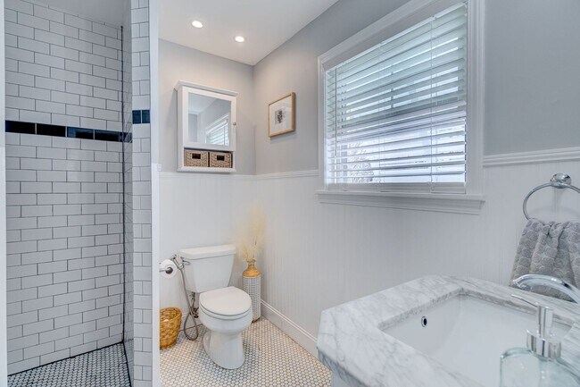 Building Photo - Midtown Rental in Forest Hills