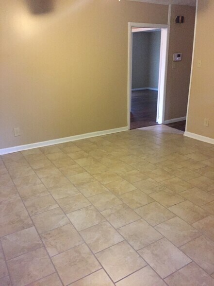 Building Photo - 1722 Shiloh Dr