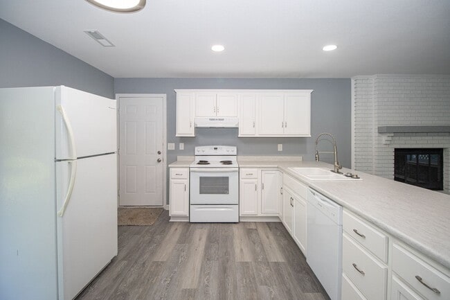 Building Photo - 3 Bed 2 Bath Home in Meadowbrook West Neighborhood