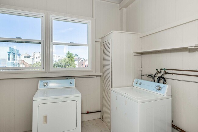 Building Photo - LARGE Full Floor 4BR/2BA. In-Unit Laundry, New Stainless Appliances!