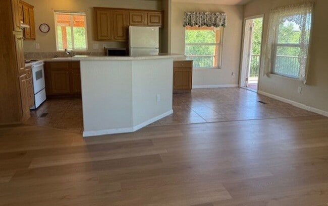 Building Photo - 2 Bed 2 Bath in the wonderful Community of...