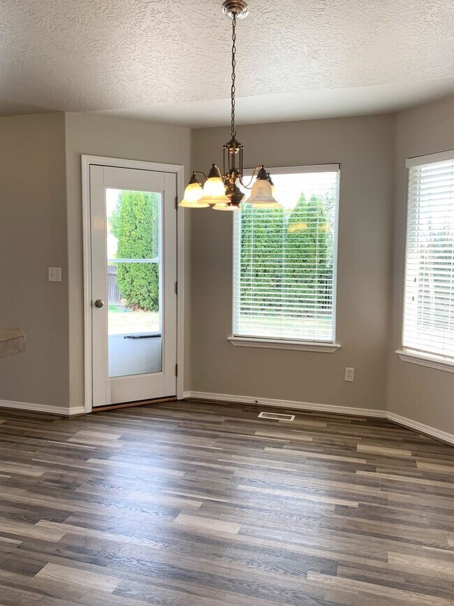 Building Photo - Great 3 bed 2 bath home in a the quiet Rai...
