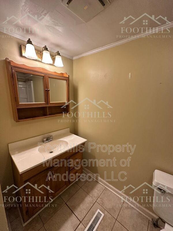 Building Photo - 403 Lewis St
