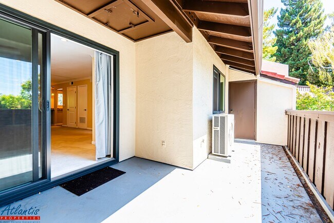 Building Photo - The Courtyard | Lovely Condo | Washer/Drye...