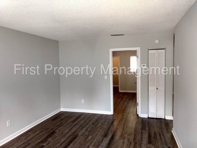 Building Photo - 2 bedroom 1 bath Duplex East Ridge
