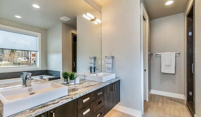 Building Photo - Beautiful and Spacious 3 Bed/2.5 Bath Home on 0.46 Acre Lot in SE Bend