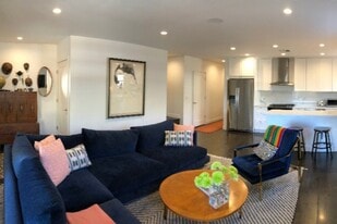 Building Photo - 833 Waterloo St