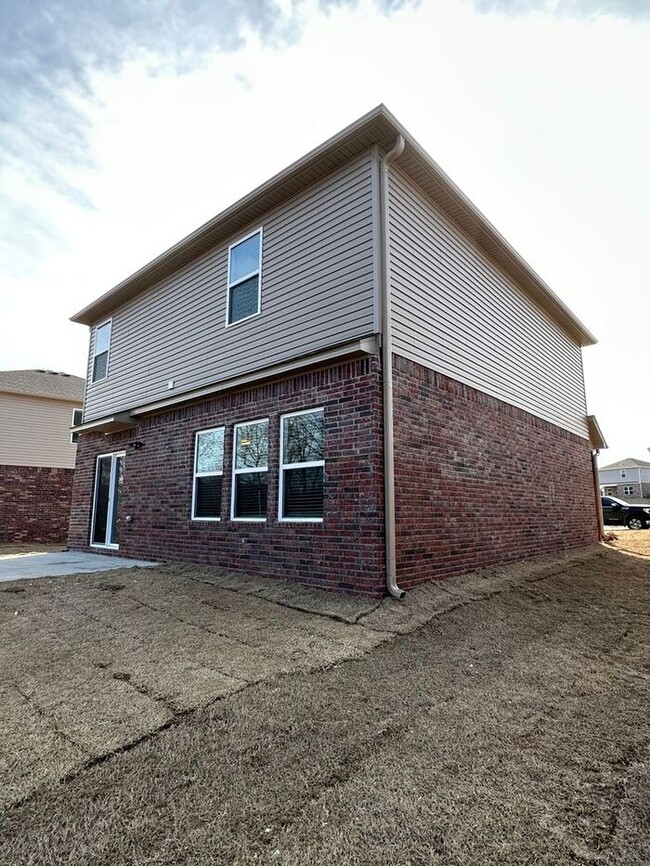 Building Photo - New Year's Promotion! Three Bedroom | Two ...