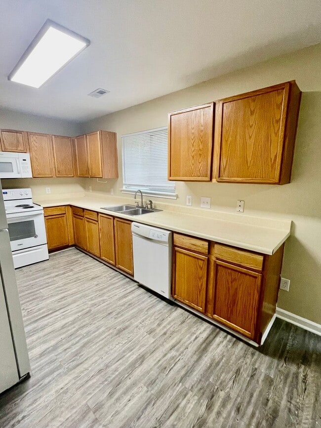 Building Photo - Come see this beautiful 2 Story 4 bedroom 2.5 bath 1 Car garage home