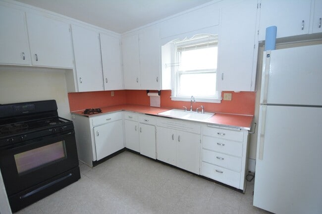 Building Photo - Charming 2 bedroom with beautiful features!