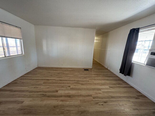 Building Photo - 2BR Mobile Unfurnished recent remodel/Refr...
