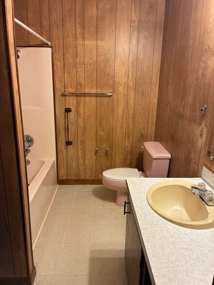 Building Photo - 520 N 1st St