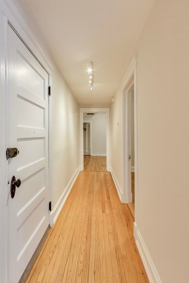 Building Photo - 4002 N Hermitage Ave