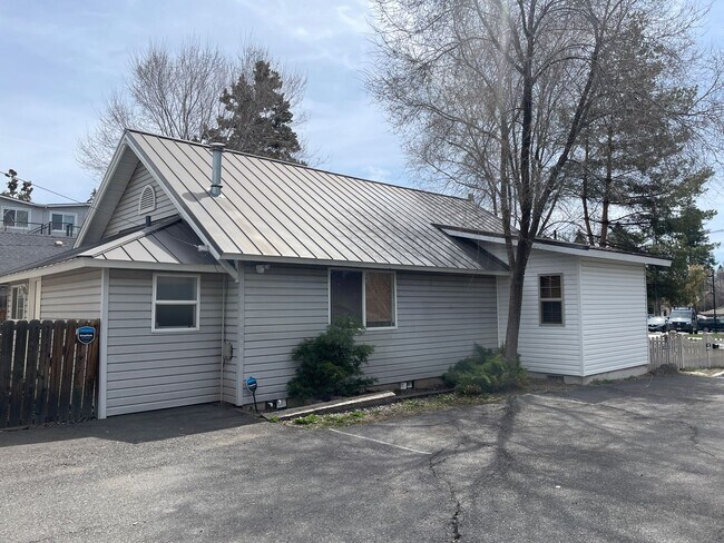 Building Photo - 824 NW Newport Ave