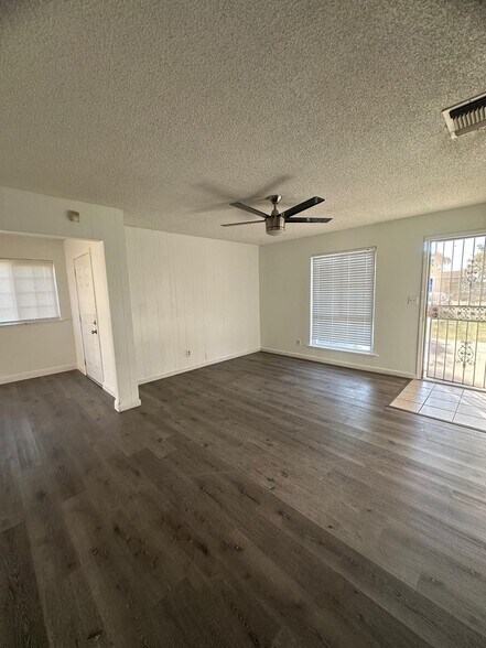 Building Photo - 1817 W La Sierra Dr