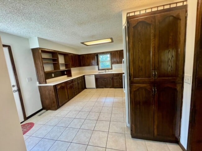 Building Photo - 3839 N Stewart Ave