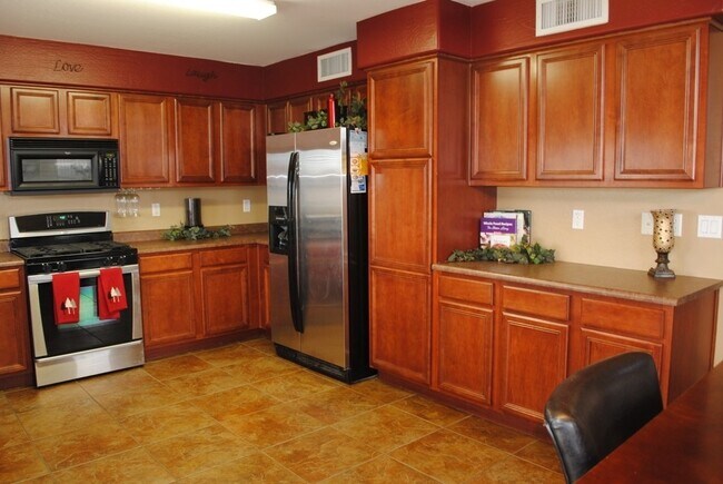 Building Photo - Charming 4 Bed 3 Bath Laveen Home !!