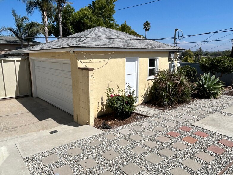Garage - 8422 Glider Ave
