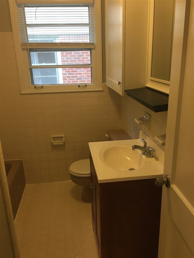 Building Photo - 1185 Perkins Terrace