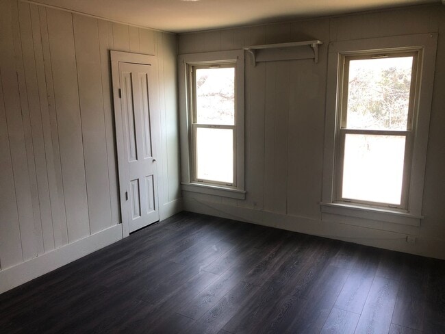 Building Photo - $1100 - 3 bed 1 bath - Single Family Home