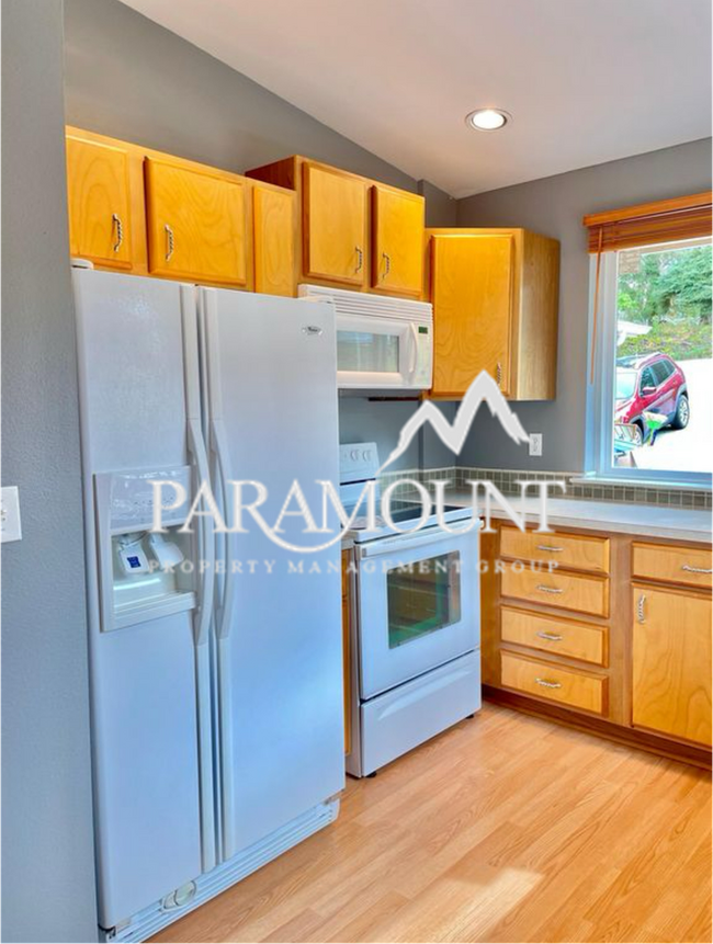 Building Photo - Charming 3-Bedroom Duplex Near Southworth ...