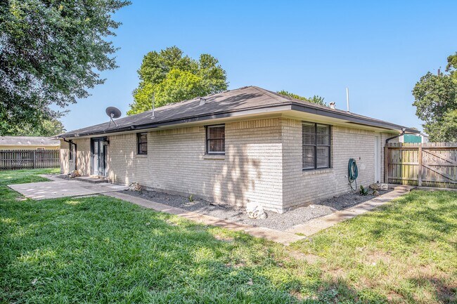 Building Photo - 2902 Helberg Rd