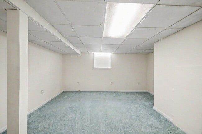 Building Photo - 456 Essex Dr