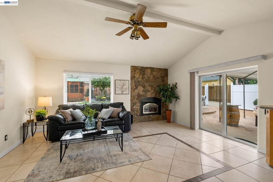 Building Photo - 439 Hummingbird Ln