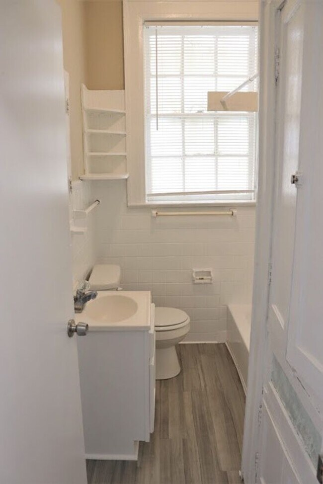 Building Photo - Spacious 3 Bedroom/1 Bath Conveniently Located!