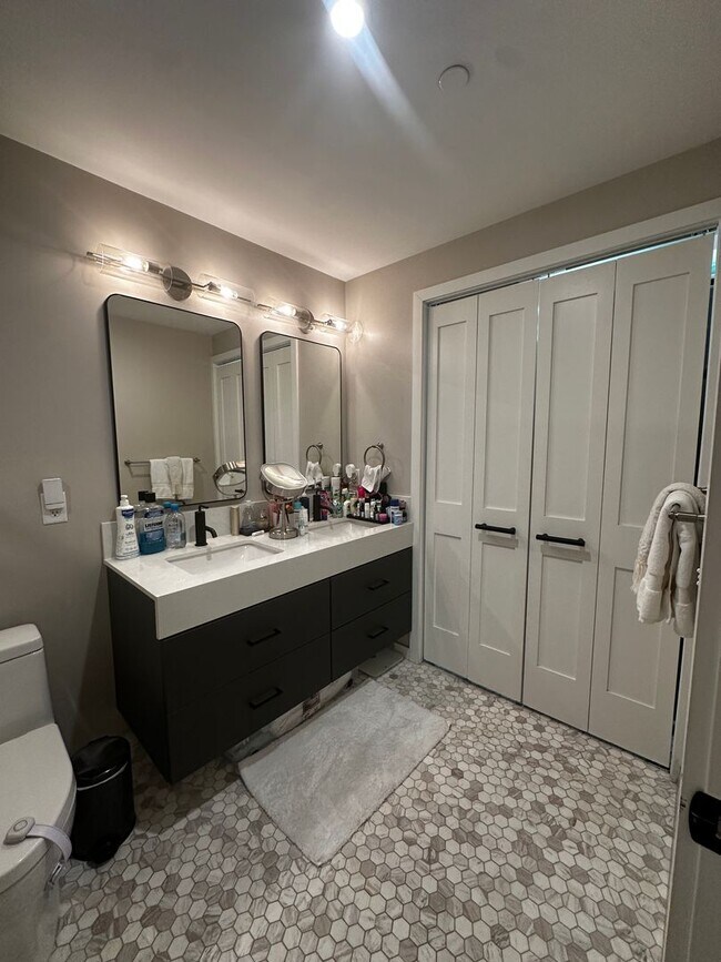 Building Photo - Spacious 2 Bed, 2 Bath Luxury Condo with Downtown Boston Views