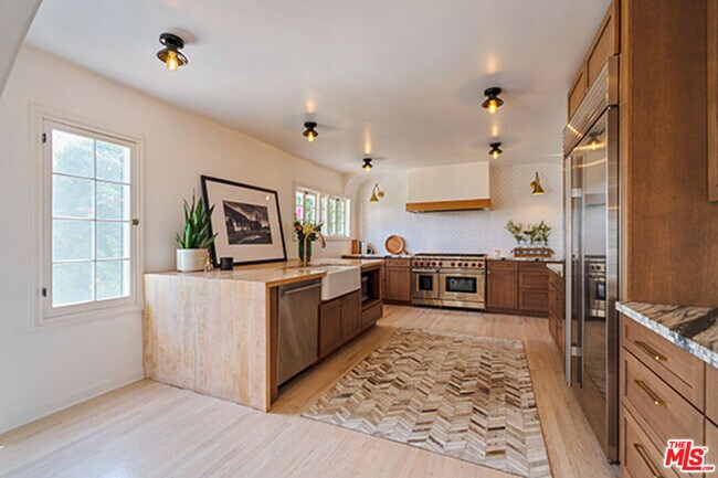 Building Photo - 6402 Ivarene Ave