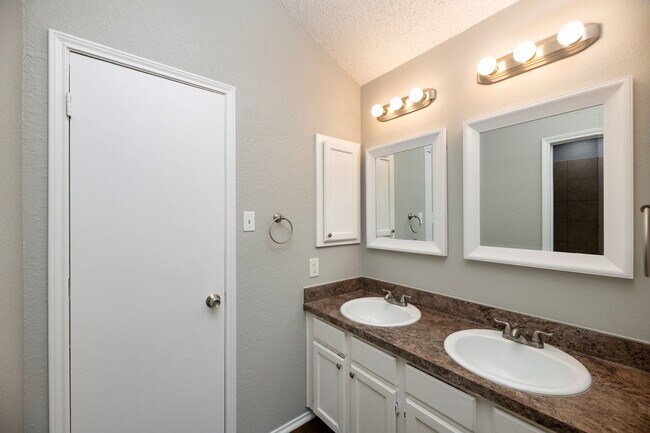 Building Photo - AVAILABLE NOW! NICE 3 BEDROOM HOME LOCATED IN ARLINGTON, TEXAS!