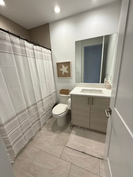 Guest Bath - 1111 Central Ave