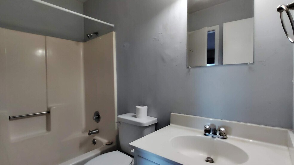 Building Photo - 502 Oak Circle Dr