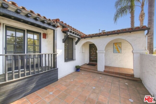 Building Photo - 2634 Lakewood Ave N