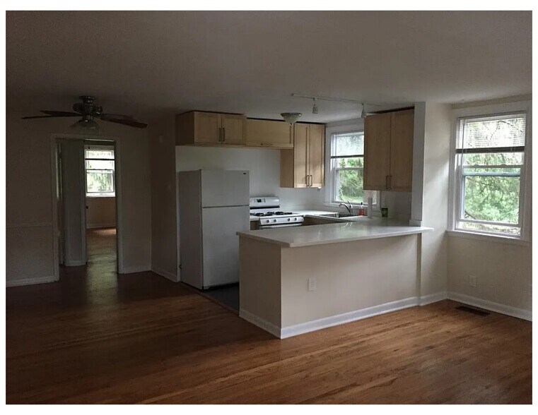 Kitchen and dining area - 7006 Boyer St