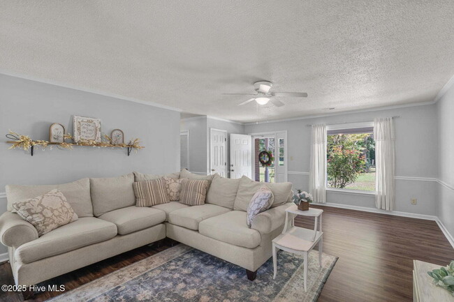 Building Photo - Beautiful 3 Bedroom, 2 Bath Home -135 Yate...