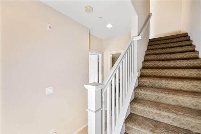 Building Photo - Beautifully Upgraded 3 Bedroom Townhome in...