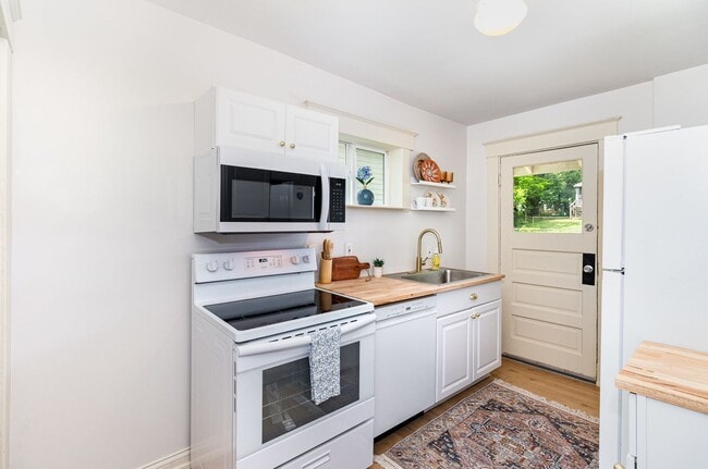 Building Photo - Chic Comfort & Space in North College Hill