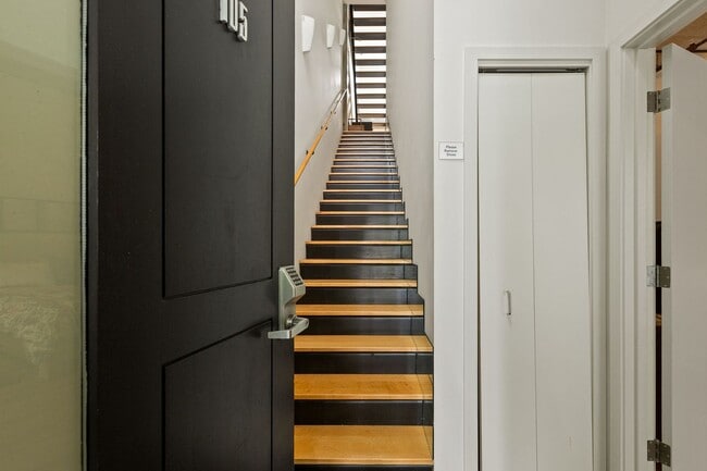 Building Photo - Pearl District Townhome