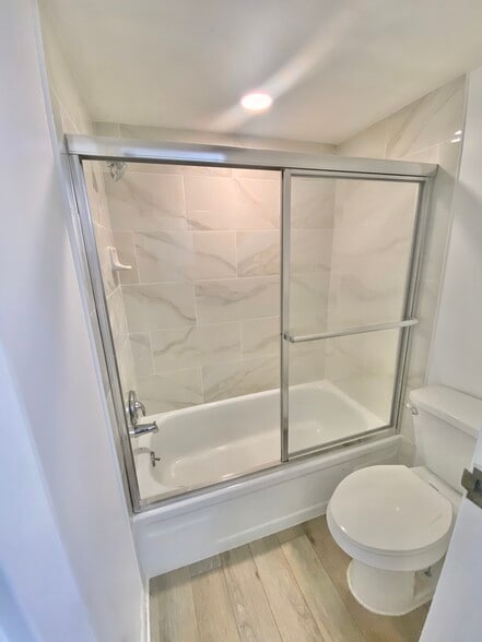 Shower / Tub with Tile - 200 Waterway Dr S