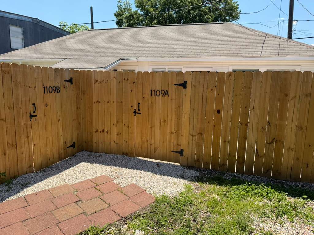 Private fenced yard - 1109 Walton St
