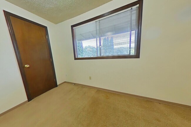 Building Photo - 2 Bedroom 4-Plex ~ South Corvallis ~ Small...