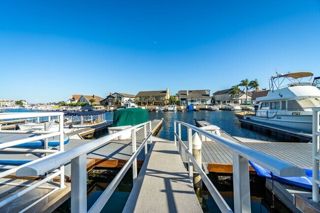 Building Photo - Stunning Waterfront Townhome in Huntington Beach!