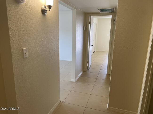 Building Photo - 1532 E El Parque Dr
