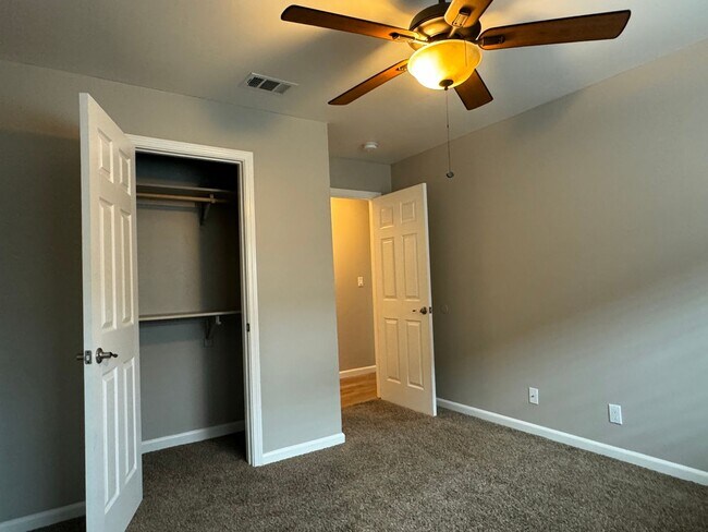 Building Photo - Avail 11/7. Nicely Updated Home in Downtow...