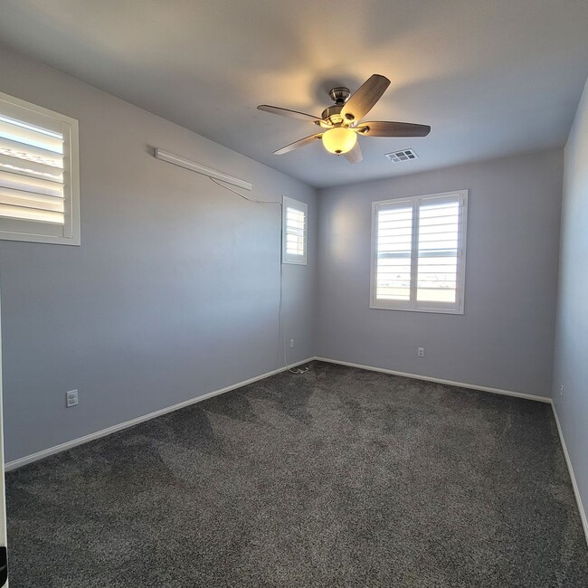 Building Photo - E. Ventura Newer Construction 3+2.5 bath H...