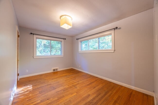 Building Photo - 3-Bedroom Ranch with Updated Kitchen