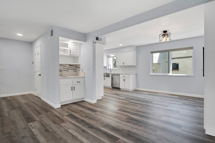 Wet Bar - Dining Room - 9000 Vanalden Ave