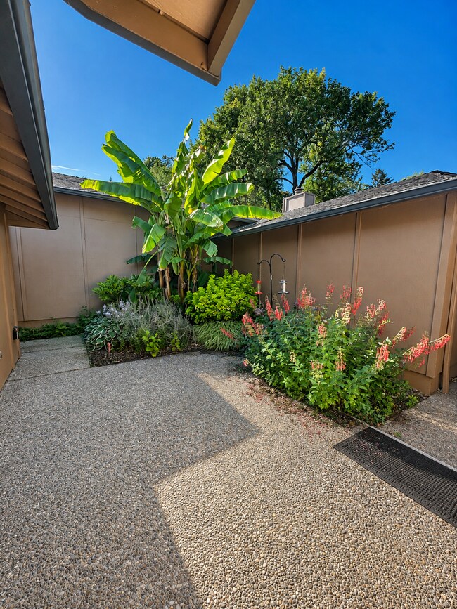 Building Photo - Remodeled Single-Level 2BR/2BA End Unit — Private Courtyard, 2-Car Garage & Mountain Park Ameniti...